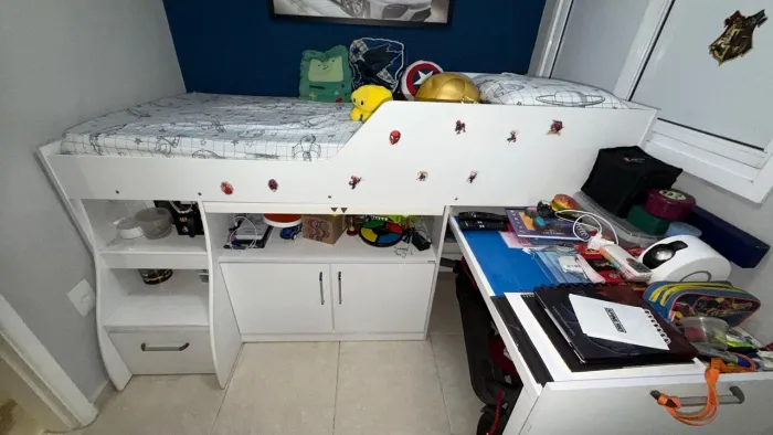 Cama infantil com escrivaninha integrada
