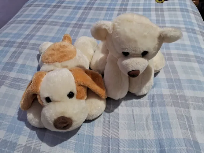 Pelúcia média $25, cada