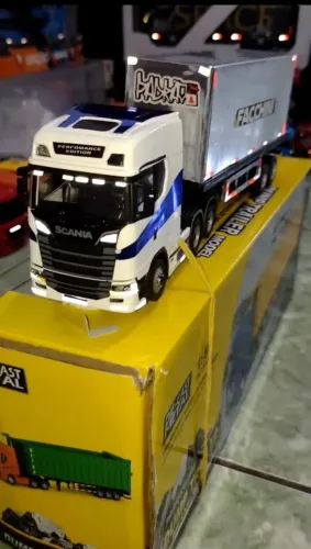 Miniatura de Caminhão Baú Scania