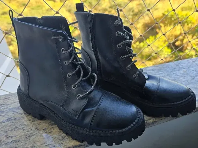 Bota Coturno Tratorado Preta com detalhes em strass no cadarço
