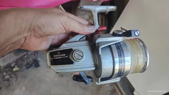 2 Molinetes e materiais de pesca, tudo por 300 