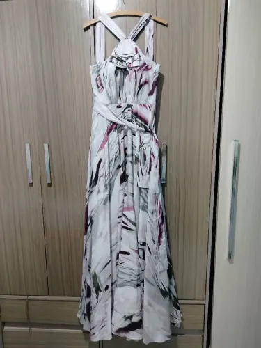Vestido Longo de Festa Estampado Abstrato com Alças Cruzadas e Faixa na Cintura