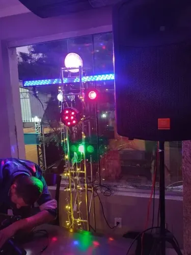 DJ, locação de SOM, DJ, Luzes de pista, Canhoes de luz, Cortina de Led, Varal de Led, etc.