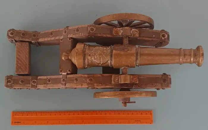 Enfeite em bronze e madeira - Canhão - 37 cm