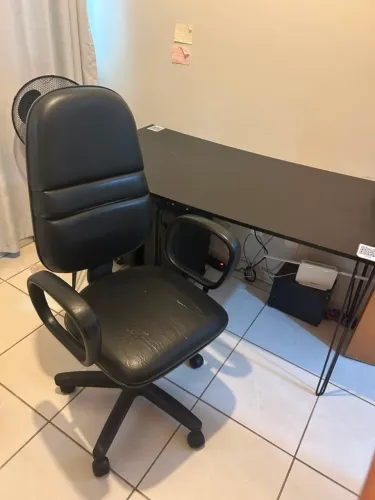 Mesa de escritório com cadeira gamer. (Vendo conjunto e itens separado )