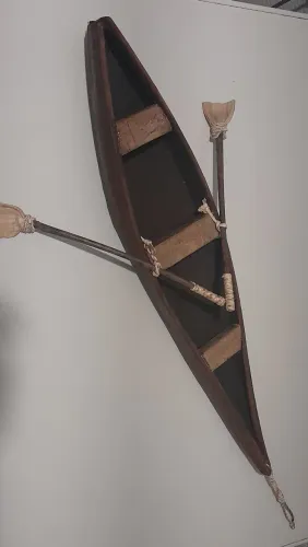 Canoa indígena feito de folha seca de palmera madeira vernizada exposição de parede.