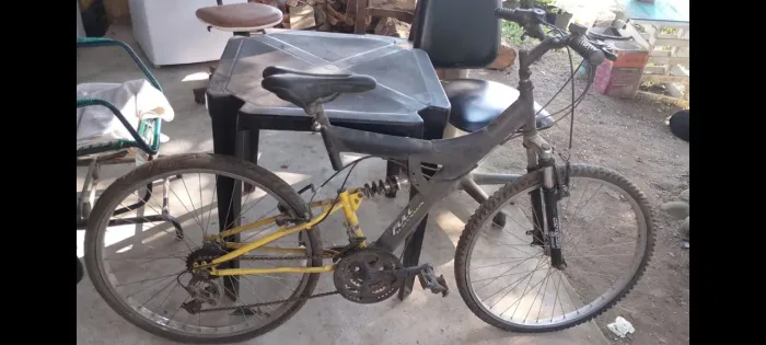 `Bike Aro 26 Full Suspension Amarela e Preta - Usada`