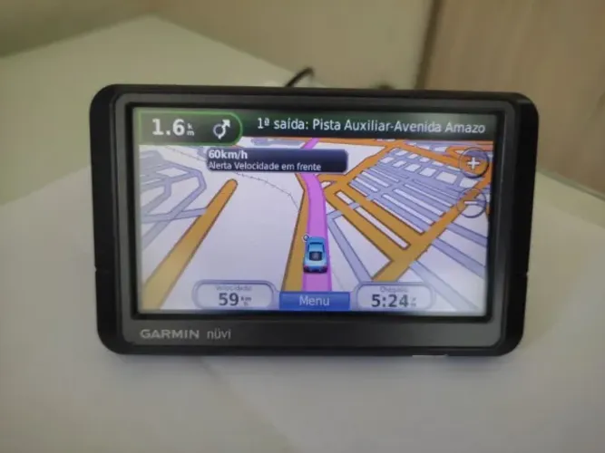 GPS Garmin nuvi 255W Usando. Funcionando. Com carregador veicular.