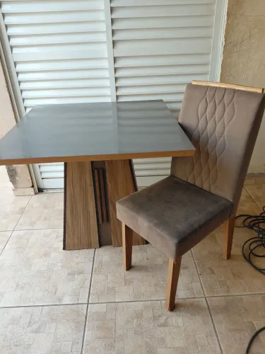 Mesa com 1 cadeira