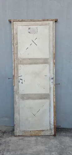 PORTA DE FERRO 
