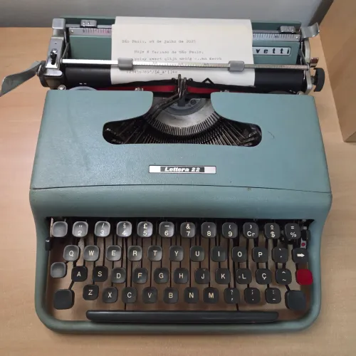 Máquina De Escrever Olivetti Lettera 22 Verde Antiga Funcionando