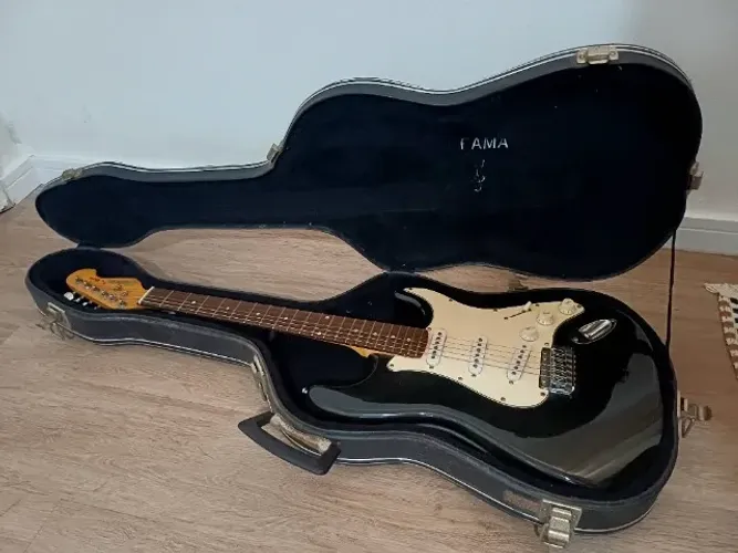 Guitarra Cruzer + Case em Couro acolchoada pelúcias+ Caixa Amplificada Waldmar + Cabo