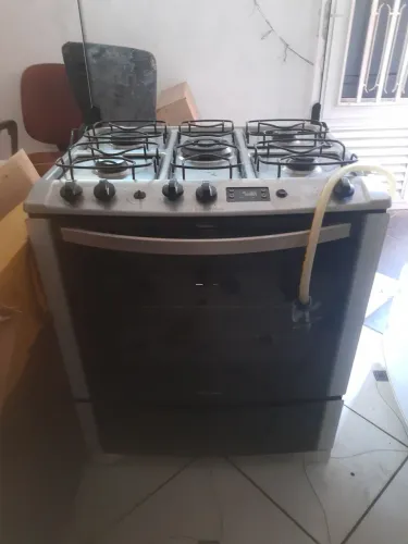 Fogão de seis bocas. Funcionando. Perfeitamente