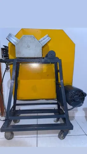 Engenho Elétrico de Moer Cana (Garapeira) 220V com Rodinhas BOTINI