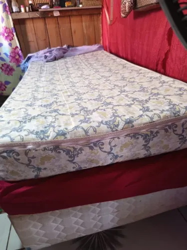 Vendo uma cama box de solteiro com dois colchões 