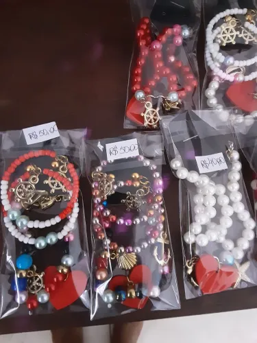 Brincos, pulseiras e chaveiros
