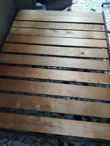 Cama de casal,de madeira maciça,sem a cabeceira, não entrego .