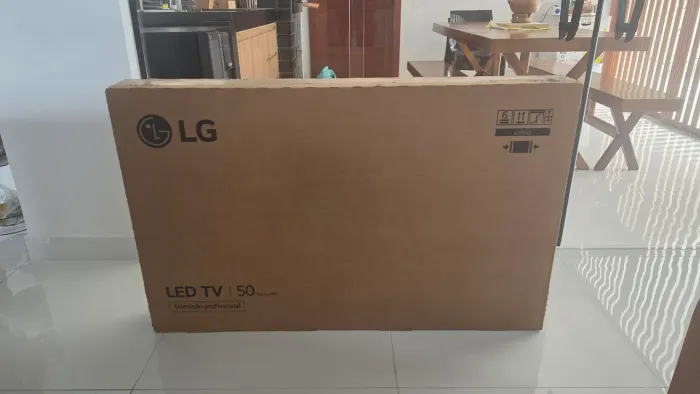 VENDO TV LED LG 50 POLEGADAS SMART 4K LACRADA COM NOTA FISCAL E 1 ANO DE GARANTIA.