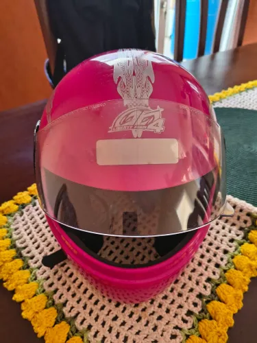 Capacete kids fechado. Cor rosa. Tamanho 56. Novíssimo!!Ótimo estado de conservação.