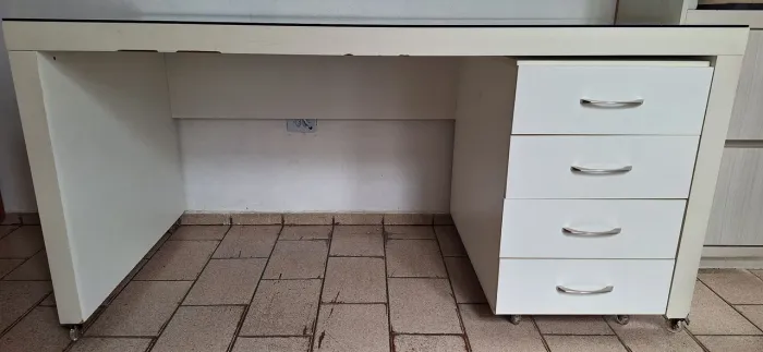 Mesa de Escritório Grande em MDF com Tampo de Vidro + Gaveteiro 4 Gavetas