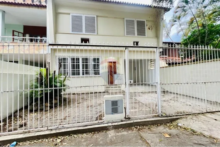 Excelente Oportunidade em São Francisco, duas casas pelo preço de uma.