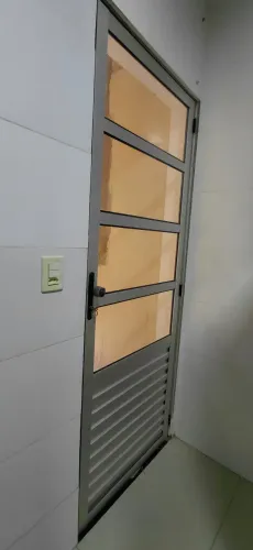 Vende se porta de alumínio veneziana