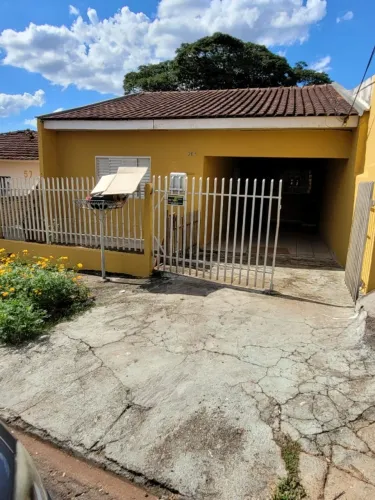 Alugo casa com dois quartos sala cozinha conjugada um banheiro lavanderia garagem coberta