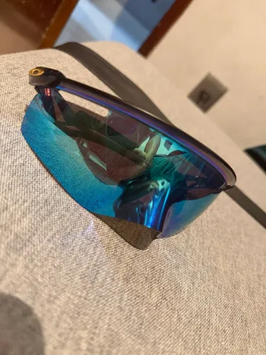 Óculos Oakley QNTM Kato com armação Transparent Stonewash e lente Prizm Sapphire.