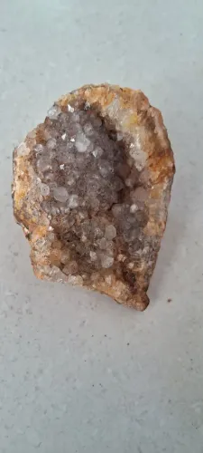 Pedra geodo de cristal pontudos
