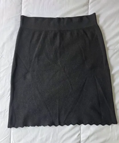 Vendo saia fio preta zara nova.