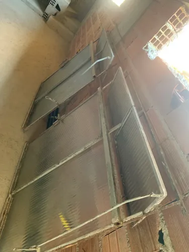 Janela de ferro com vidro canelado
