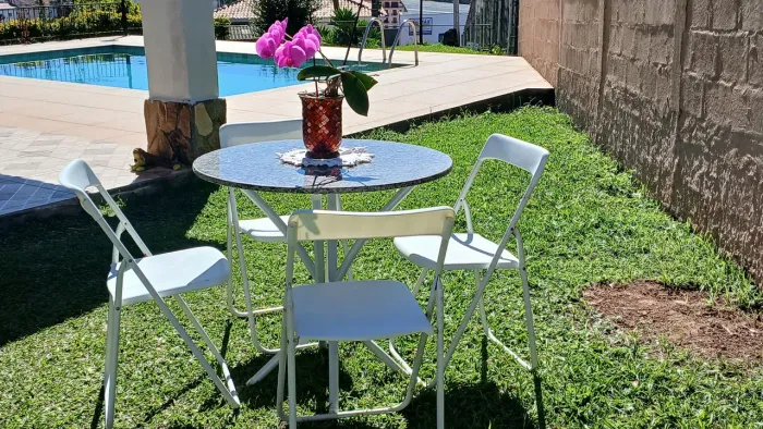 Mesa redonda de granito com pés de ferro