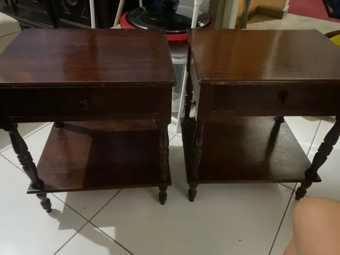 Vende se 2 mesinhas de cabeceira antiga