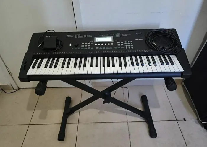 Teclado REVAS KB 330 com capa protetora, cabos e suporte