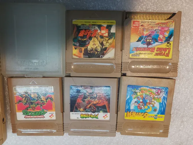 Nintendo game boy funcionando com avaria no display sem tampa das pilhas com jogos