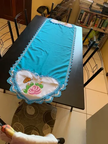 Mesa de mármore com 6 cadeiras