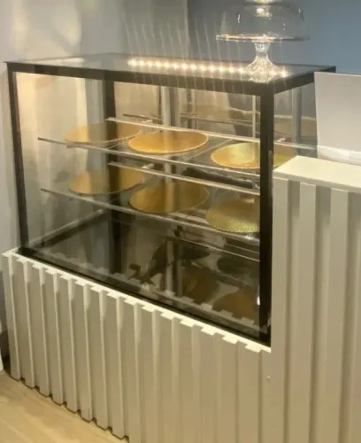 Troco vitrine Nova Neutra com uma vitrine gelada. 