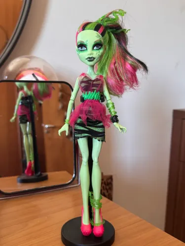 Monster High Vênus Mcflytrap versão Zombie Shake