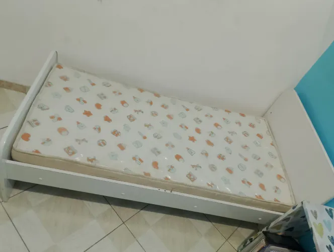 Cama infantil pequena com colchão