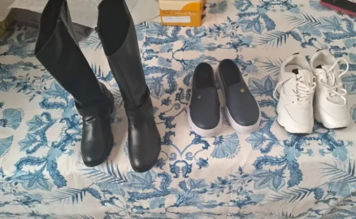 Bota cano longo tam 35, tenis branco tam 34 e sapatilha azul tam 36