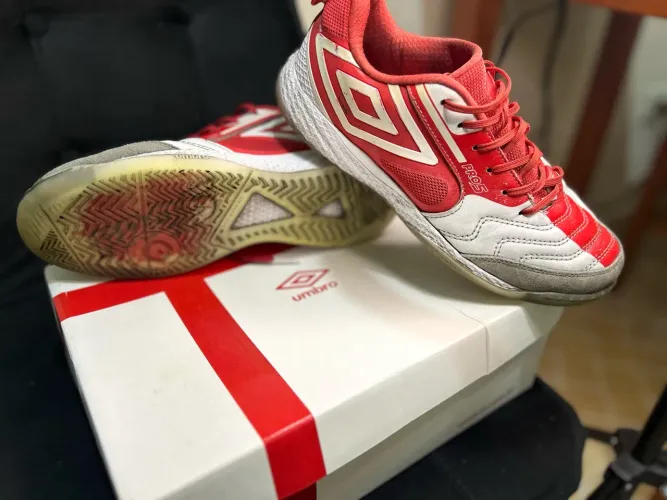 Chuteira Umbro Pro 5 Futsal - Vermelha e Branca da Inglaterra ?