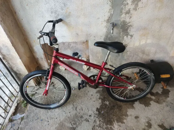 Bicicleta aro 20 vermelha pneu Pirelli
