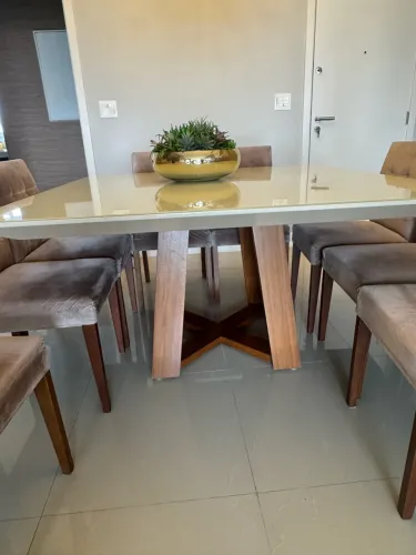Mesa de jantar laqueada com tampo de vidro para 8 lugares