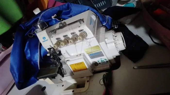 Vendo bem novinha Máquina de costura overlok e interlok