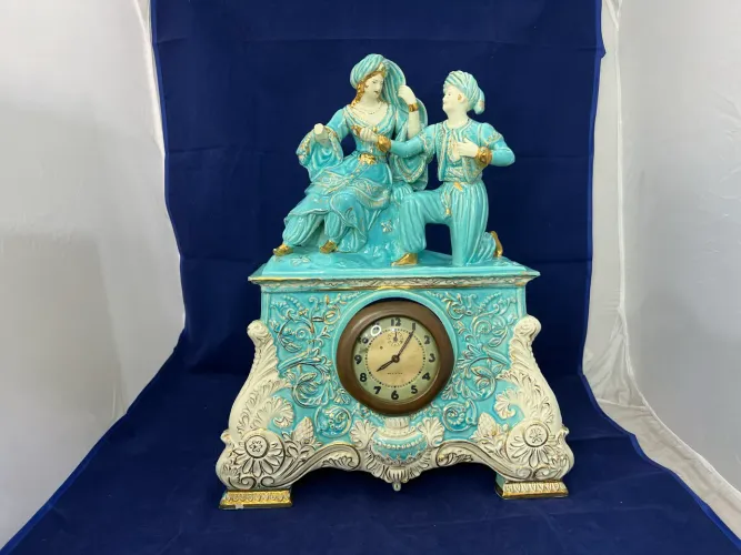 Relógio de Mesa em Porcelana Casal em Cena Galante