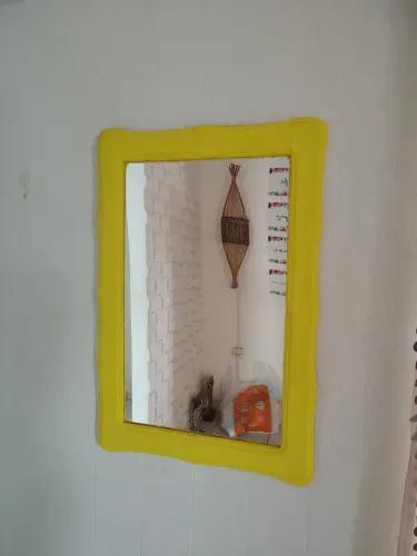 Espelho com Moldura em Madeira, pintada de Amarelo, medindo 90x60cm.