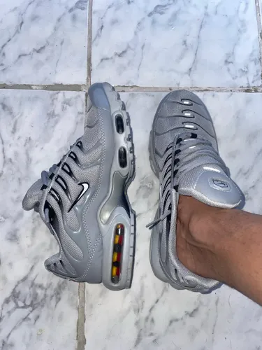 Tenis nike tn