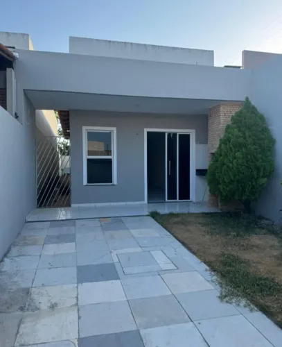Linda Casa Plana em Itaitinga: 2 Quartos (1 Suíte), Churrasqueira Privativa e 3 Vagas