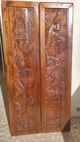 Quadros de madeira esculpidos a mão