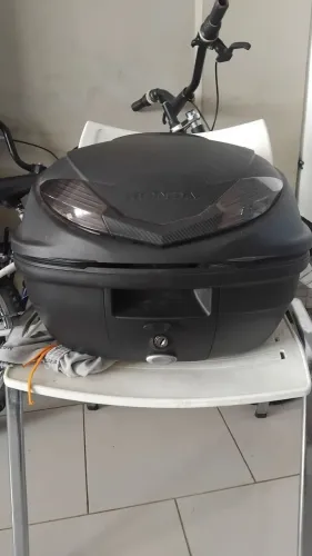 Vendo baú de moto Honda não tenho a chave mais abre e fecha normalmente